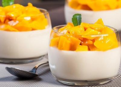 طرز تهیه دسر پاناکوتای وانیلی با سس انبه طرز تهیه دسر پاناکوتای وانیلی با سس انبه